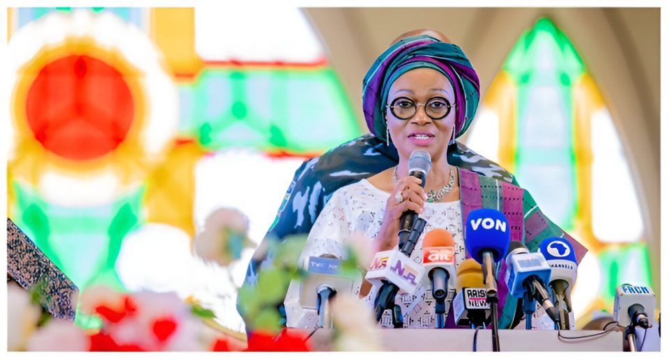 Tinubu’s wife disburses N25m to 250 Delta senior citizens