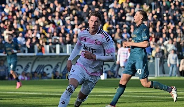 Vlahovic Fires Juve One Point Behind Serie A Leaders Inter