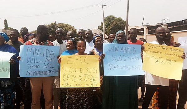 Protesters Storm EFCC Office, Demand Release Of Ex-Kwara Gov Ahmed