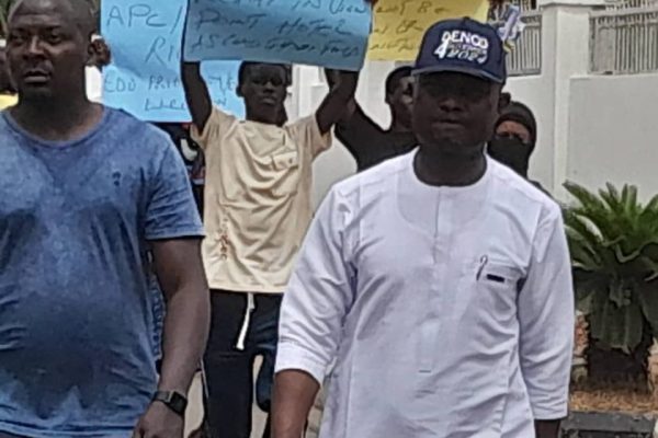 JUST IN: Protest rocks APC secretariat as Idahosa threatens court action