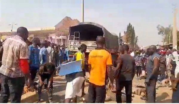 BREAKING: Residents Of Chikun Kaduna Protest Over Bandits Attack