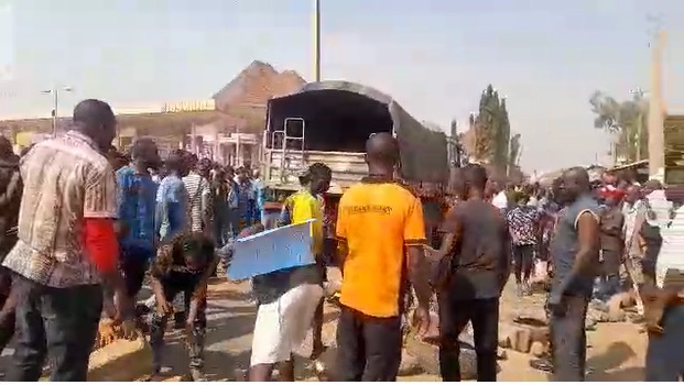 BREAKING: Residents Of Chikun Kaduna Protest Over Bandits Attack