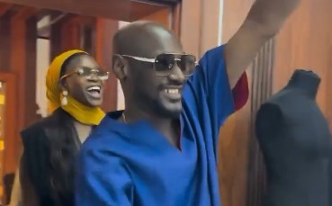 2Baba spotted shopping with Natasha Osawaru at Vodi’s store