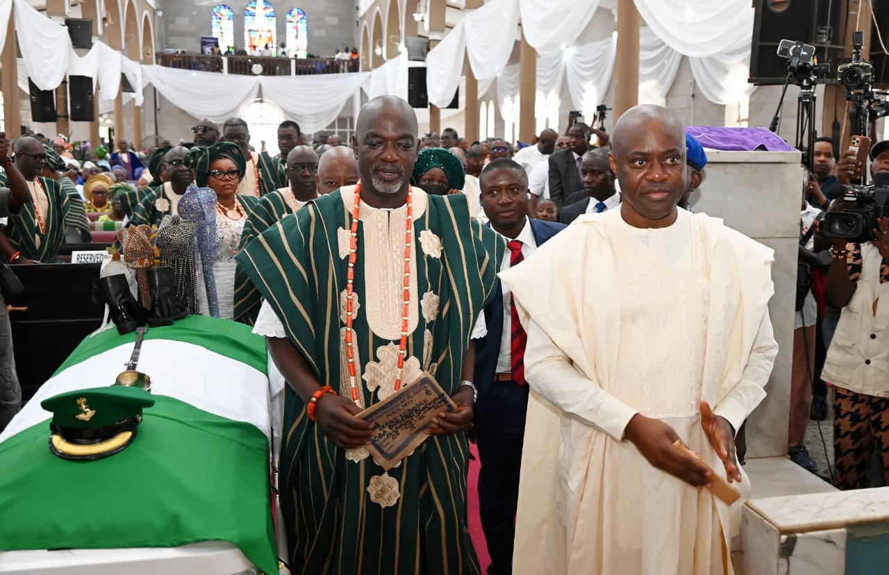Late Olubadan, Oba Olakulehin, laid to rest with military honours