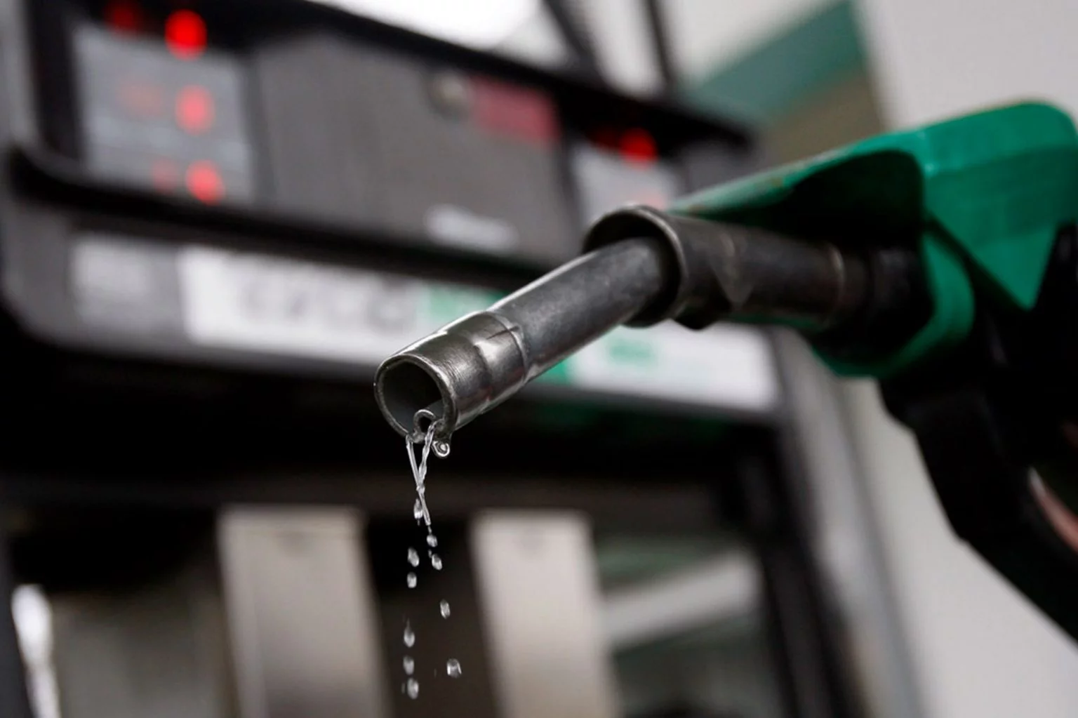 Nigerian filling stations reduce fuel price to compete with NNPCL, others