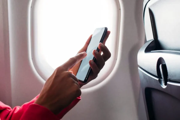 3 reasons airplanes would insist passengers to switch off phones