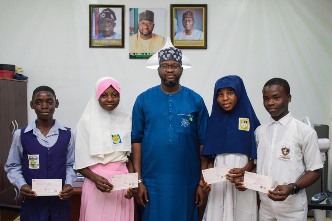 Gov AbdulRazaq rewards debate champions, tutors with ₦7m cheques