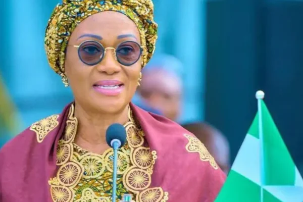 Tinubu’s wife distributes grants to 500 Abia women