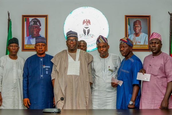 Gov AbdulRazaq presents N80m cheques to families of forest guards killed in Babanla, Oke-Ode, Eleyin incidents