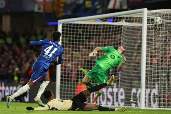 Chelsea blow 10-man Barcelona away with 3-0 victory