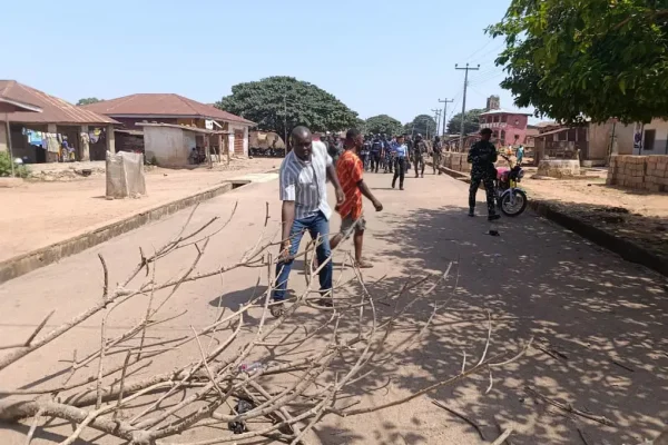 Angry Kwara youths block Ilorin–Kabba Road after deadly bandit attack