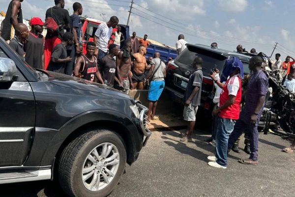 Moment Nigerians rescued Anthony Joshua after accident on Lagos–Ibadan Expressway