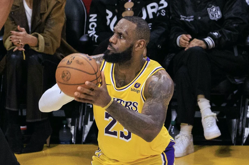 LeBron James breaks NBA all-time field goal record