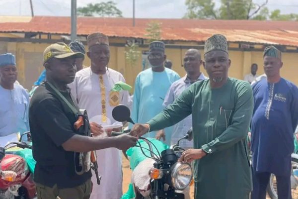 ‎Ifelodun LG Chairman distributes motorcycles to Forest Guards, NULGE receives staff buses
