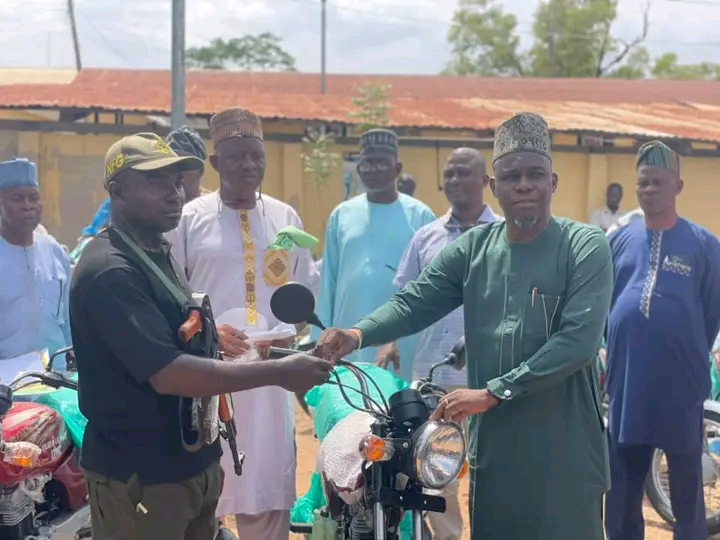 ‎Ifelodun LG Chairman distributes motorcycles to Forest Guards, NULGE receives staff buses