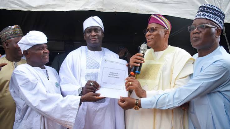 APC presents INEC nomination form to Kwara Guber candidate