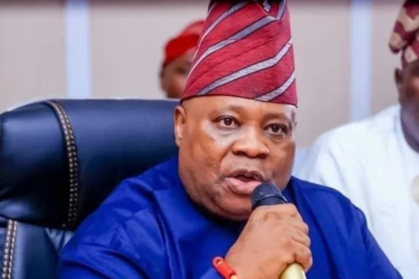 JUST IN: Gunfire erupts in Osogbo as hoodlums attack Adeleke’s convoy