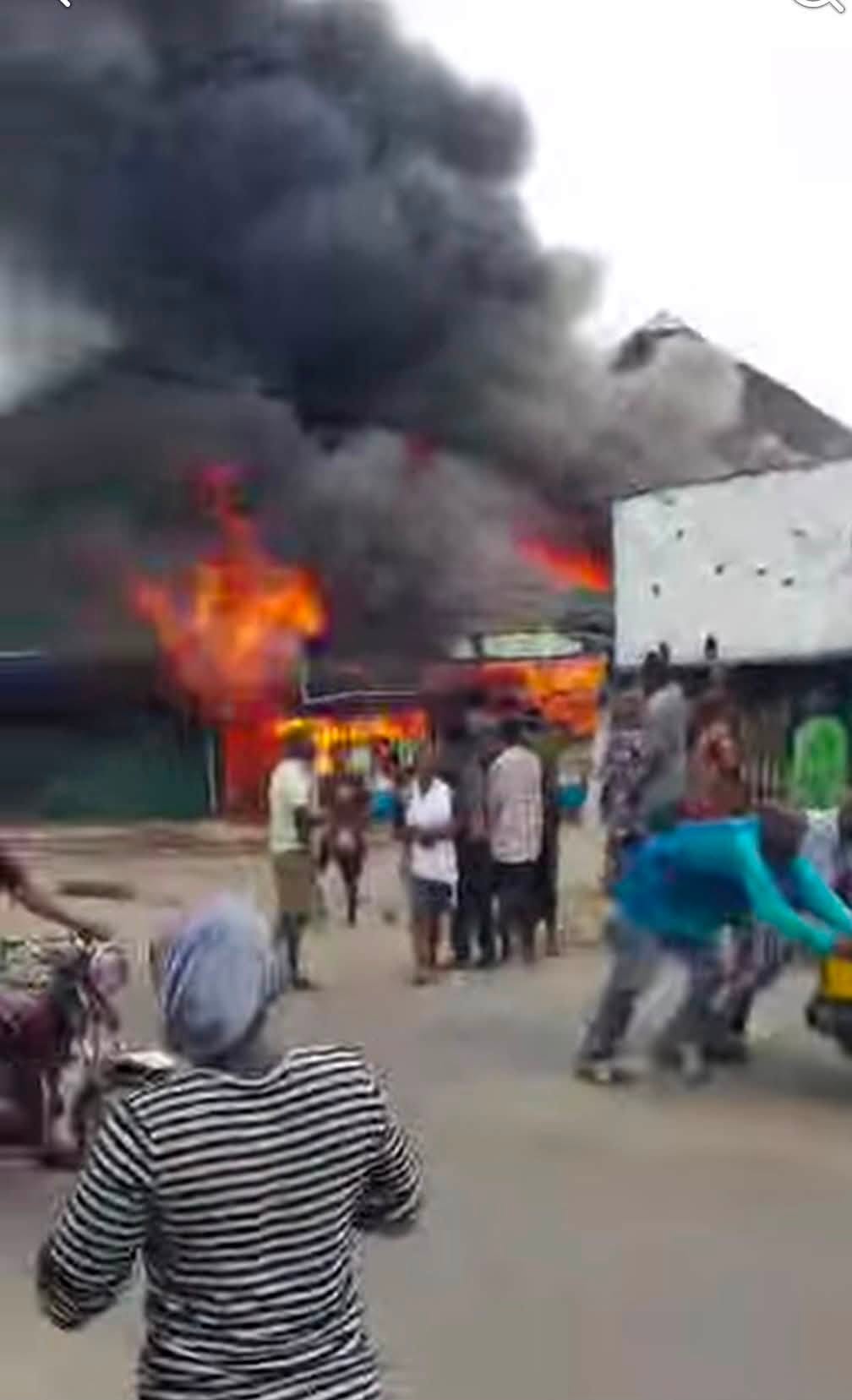 Kwara firefighters battle major inferno at Ita-Amodu, deploy two fire appliances