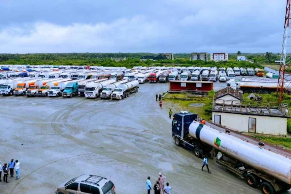 Dangote Refinery: Fuel marketers mull petrol price cut as FG meets stakeholders