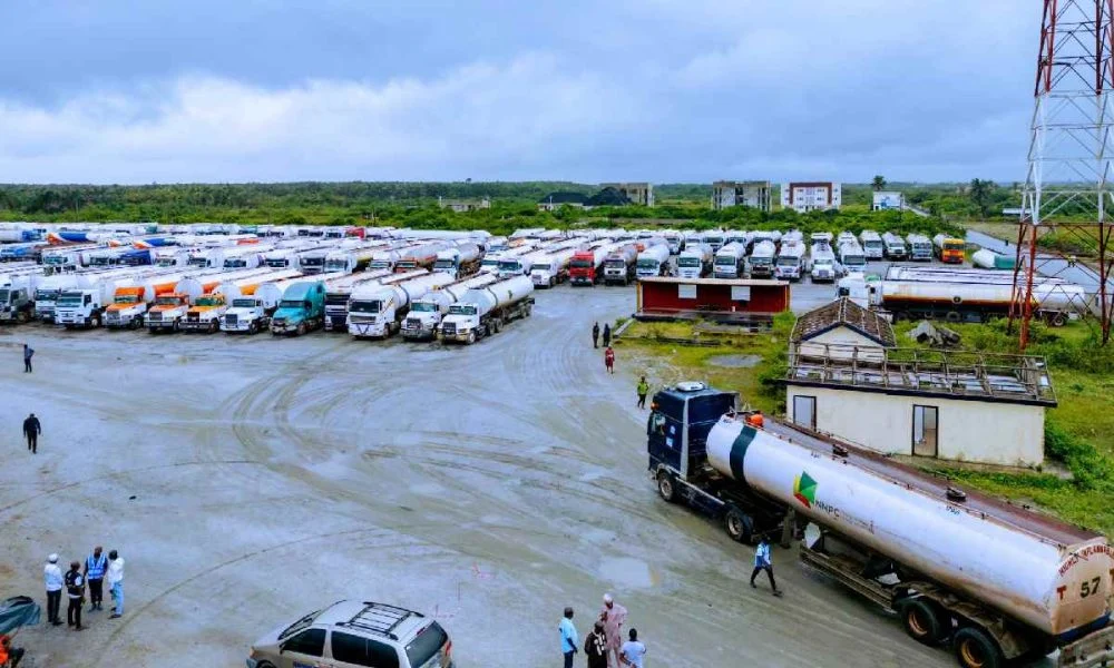 Dangote Refinery: Fuel marketers mull petrol price cut as FG meets stakeholders